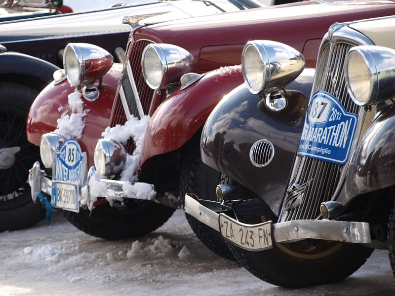 SCHNEE & OLDTIMER FÜR DIE WINTER MARATHON, DIE HEUTE IN MADONNA DI CAMPIGLIO STARTET
